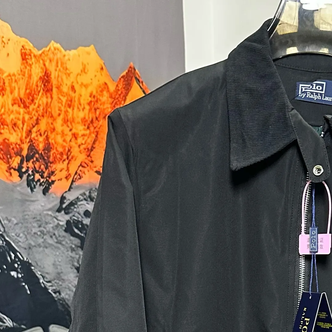 P330 (original replica) The top version of Ralph Lauren second-hand jacket. This Ralph Lauren second-hand jacket has a high usage rate in autumn and winter. The corduroy collar is very American retro and the denim shirt inside is the Brokeback Mountain outfit that was very popular last year. The inner stripe plaid is a perfect combination of temperature and trend. This is also an eternal classic that both boys and girls can wear. The fabric is really different from others. The new model is not as stiff as the old model. I think it is better to wear. It is 100% pure cotton. The hardness is just right and not that stiff!! This is this year’s upgrade, but I feel it is easier to wear. The embroidery on the chest is made of German Oman embroidery fiber with original data. The embroidery process is very particular. It uses Japanese Tajima machines to ensure the embroidery is exquisite and three-dimensional, which is what I said is different from the ones on the market. About the workmanship, the version is a loose version for both boys and girls!! The coat can be worn longer and is about to go out in October during the Mid-Autumn Festival. Retro will never go out of style. Color: khaki ~ black ~ navy blue size: S-XL S: bust 118, length 70, sleeve length 68, shoulder width 50 M: bust 122, length 72, sleeve length 69, shoulder width 51 L: bust 126, length 74, sleeve length 70, shoulder width 52 XL: Bust 130, length 76, sleeve length 71, shoulder width 53